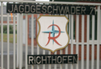 Dieses Bild zeigt das Wappen des Jagdgeschwaders 71 Richthofen (Ein geschwungenes Rotes 'R' auf dem NATO-Stern) am Tor des Fliegerhorstes.